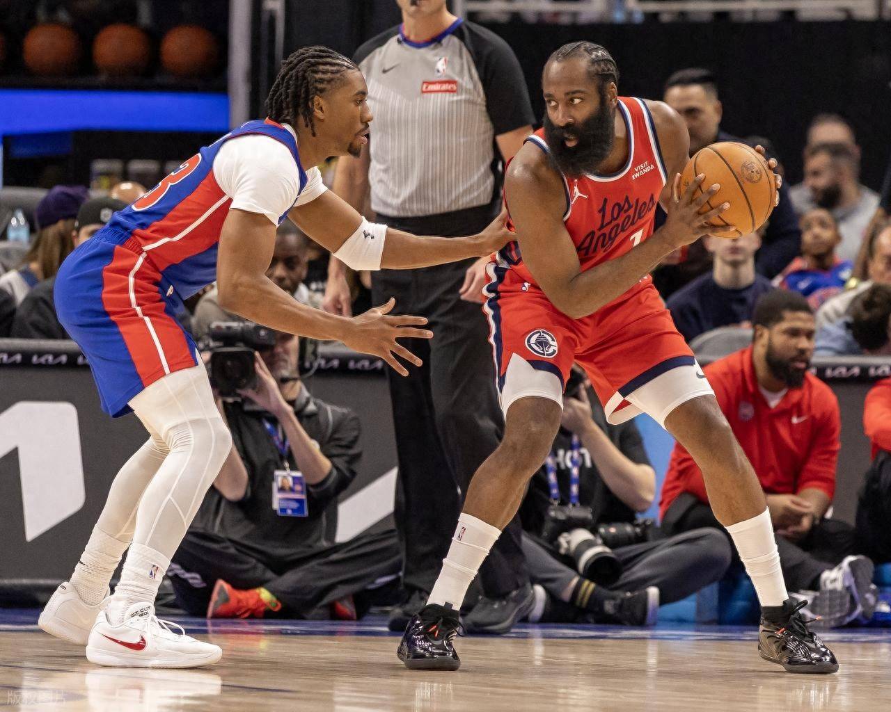 AYX中国-包含尼斯围绕NBA常规赛绝杀压哨哈兰德关键节点逆转,多伦多猛龙调整名单备战欧篮联瞬间刷屏的词条